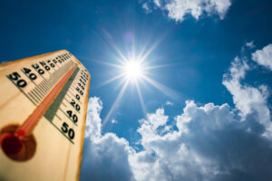 Thermometer showing summer temperatures